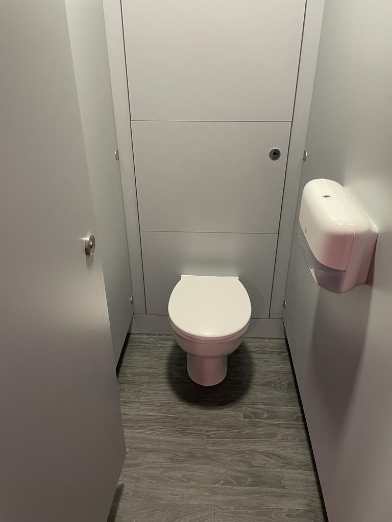 Toilet cubicle installation