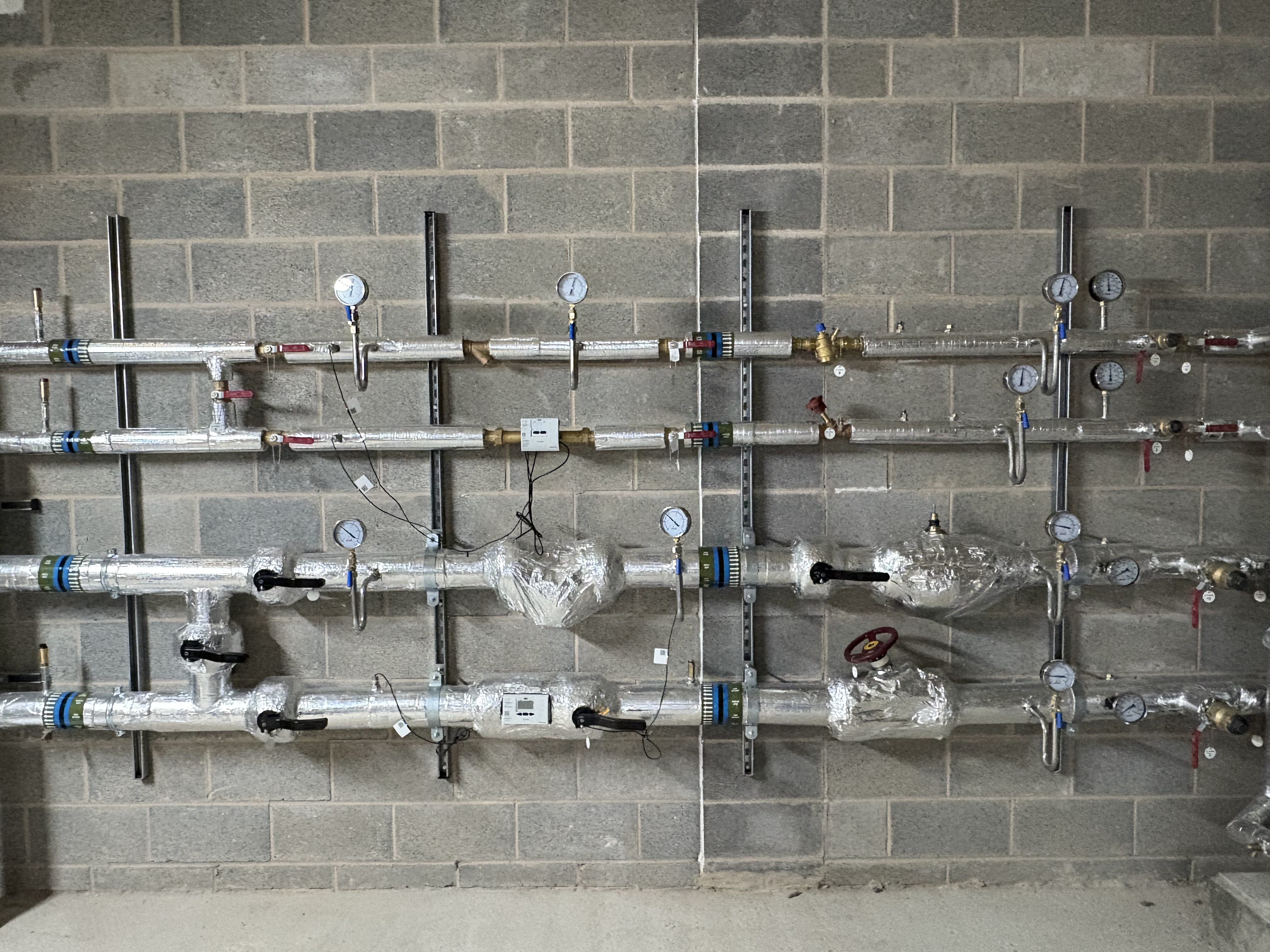 Horizontal distribution pipework with control valves